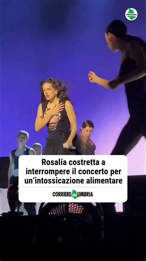 Rosalía costretta a interrompere il concerto per un’intossicazione alimentare