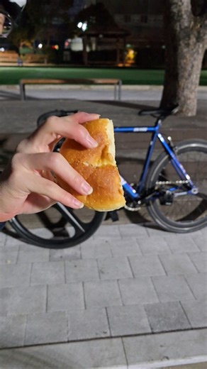 빵사왔는데 빵먹을래...?