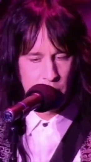 Close your eyes and feel every note.#ToddRungren#countrymusic#trending#viral#subscribe#shorts#likes
