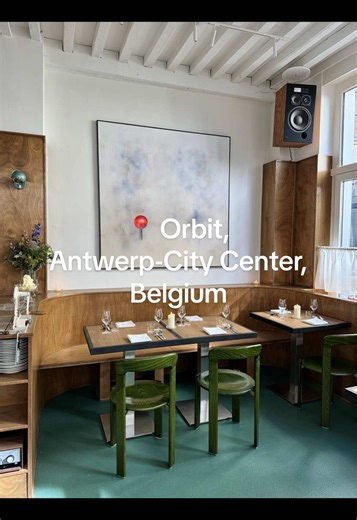 📍 ANTWERP-CITY CENTER Orbit is a new neo bistro in the city center of Antwerp. They serve classic French bistro dishes with modern influences. Their kitchen is built around the seasons, focusing on honest cooking with finesse and carefully sourced products. Much of the menu finds its way to the BBQ, adding depth and a subtle smokiness to their ever-changing à la carte dishes. They also occasionally serve specials. The restaurant is open for both lunch and dinner. Their wine list highlights orga