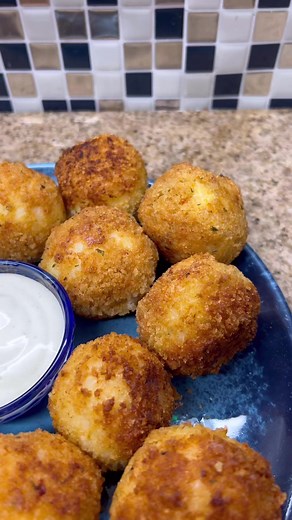 Bolitas de arroz con queso 😋aperitivo para fin de año #bolitasdearrozconqueso #comidacasera #aperitivos #viralvideofacebookreels #viralvideosFacebook | Cocinando Con Elsa