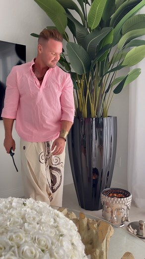 Is it OK to decorate with faux plants? Artificial plants have become a staple in any home, artigivial plants for home décor have a way to connect us with the outdoors in ways not possible with other home décor accents. By adding faux plants to your space, you’re inviting the outdoors in and bringing the calming benefits of nature into your home. Plants and flowers need a lot of sunlight and TLC to thrive. An easy way to pass off your faux plant as real is by putting them in areas of your home wh