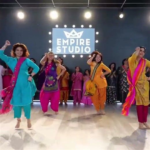 Best Ladies Giddha Steps to Viral Song Morniyee! #bhangraempire #morniyee #landers #giddha