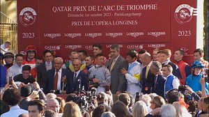 31K views · 829 reactions | Hommage vibrant à 헟헮헻헳헿헮헻헰헼 헗헲혁혁헼헿헶 ! Surprise de ses parents, la légende 헬혃헲혀 헦헮헶헻혁-헠헮헿혁헶헻, ses collègues et adversaires jockeys… le transalpin est bien entouré pour son dernier « Arc » | Equidia | Facebook