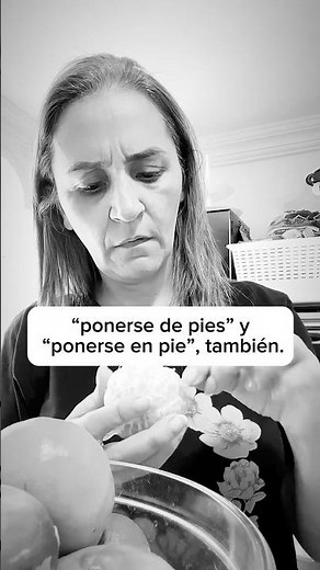 Ponerse de pie, ponerse de pies o ponerse en pie.