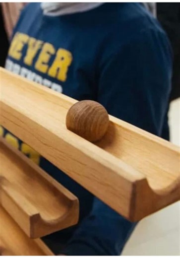 Наша уникальная коллекция деревянных игр - это тот формат, который идеально «закрывает» такие моменты. Незаметно. Естественно. Стильно. 🪵 Это коллекция игр, которую мы собирали по всему миру • натуральное дерево • тактильность • простые правила • азарт, который включается за секунды И знаете, что происходит чаще всего? Сначала кто-то один подходит «просто посмотреть». Через пару минут вокруг уже команда. Ещё через пять - смеются, спорят, поддерживают и знакомятся. ✨ И это работает везде: на кор