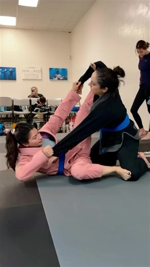 Girls in Gis California-Sacramento event was 🔥🔥🔥 big thanks to @sacramentobjj for your hospitality and support of women in jiu jitsu. Thank you to our instructors @jenna_adrienne and Alyssa Walls for sharing your knowledge and passion with us! Thank you to our team of ambassadors and volunteers for all of your hard work to make this event possible. Huge thank you to all of the amazing women and girls that came out to this event and brought the good vibes. Until next time keep on rolling!!! | 