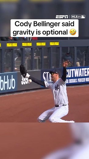 Wow 😮 (via @MLB, @YES Network) #baseball #mlb #catch | Cody Bellinger