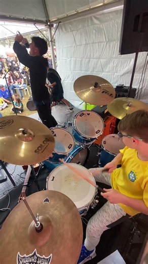 As vezes o Baixista se empolga 😂😂 #boyband #kidsband #festival #rock