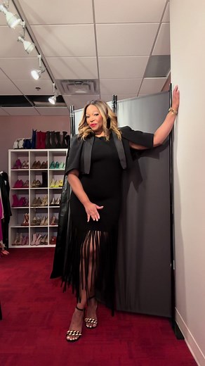 Do you have standing outfits and sitting outfits? Yeah me too. But these days I’m wearing whatever I love regardless of my stomach rolls. Dress: @Freda’s Shoes: @Hudson's Bay Canada #ootd #bodyacceptance #dress #daytimetv #daytimetelevision