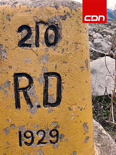 🇩🇴 La frontera también se lee en sus montañas | #ExplorandoLaFrontera En la Pirámide 210, a 1,360 metros de altura, el experto en geopolítica Iván Gatón explica uno de los puntos que marcan la delimitación entre República Dominicana y Haití. De un lado, Sabobó. Del otro, Sabana Real. Un territorio donde la geografía, la historia y la memoria nacional se encuentran. 📍Sigue explorando la Frontera con nosotros desde nuestro canal de YouTube, con el especial