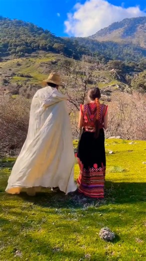 Tenue traditionnelle kabyle : burnous et robe kabyle