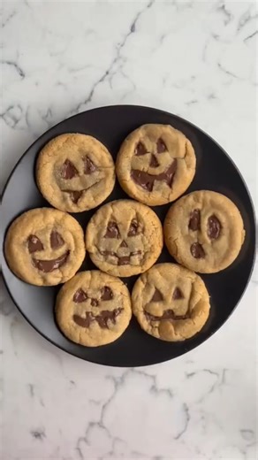 🎃 Halloween Pumpkin Cookies Spooky chocolate-filled Jack-o’-Lanterns. Crisp edges, soft centers, and gooey chocolate inside every bite. Ingredients 170 g unsalted butter (browned) 50 g sugar 200 g light brown sugar 1 egg (room temp) 2 tsp vanilla extract 250 g all-purpose flour 1 tsp baking powder ½ tsp baking soda ¾ tsp salt 200 g chocolate chunks Instructions 1️⃣ Brown butter until golden and nutty. Let cool slightly. 2️⃣ Whisk with both sugars, then add egg and vanilla. 3️⃣ Mix in dry ingred