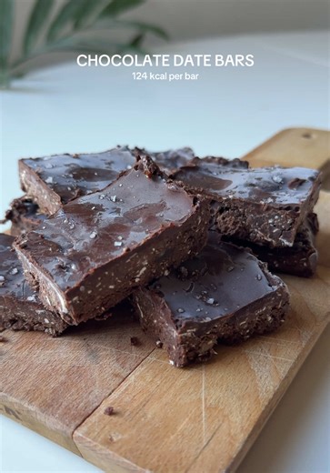 Chocolate Date Bars In need of a healthy snack idea you can prep for the week? Ingredients (makes 8): 100g soaked dates 30g chocolate protein powder 3 tbsp cocoa powder 1 tbsp maple syrup 80ml almond milk 40g oats 80g dark chocolate 1/2 tsp coconut oil Flakey sea salt Method 1. Soak your dates in warm water for a few hours until soft. 2. Put everything into a blender and blend until a dough forms 3. Line a glass tupperware container, or small baking dish with baking paper. Press the mixture unti