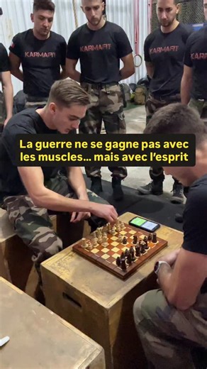Les échecs ne sont pas qu’un jeu. C’est un simulateur de guerre silencieux. Sur un plateau, tu apprends exactement ce que le terrain exige : ♟️ Anticiper avant d’agir ♟️ Sacrifier pour gagner ♟️ Lire l’intention de l’adversaire ♟️ Garder ton sang-froid sous pression ♟️ Penser plusieurs coups en avance Dans le domaine militaire, la force physique est indispensable… Mais sans stratégie, elle devient inutile. Les plus grands chefs de guerre avaient tous un point commun : Ils voyaient la bataille av