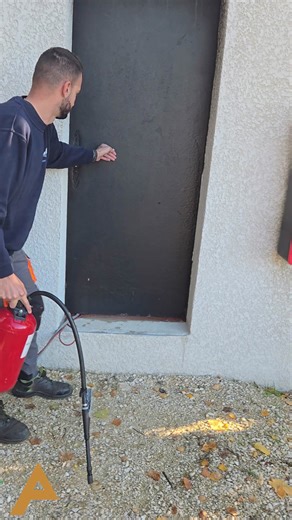 Nous partageons ici une courte démonstration visuelle de manipulation d’extincteur, réalisée en conditions contrôlées, par nos stagiaires en apprentissage des bons gestes. Savoir utiliser un extincteur, c’est être capable d’intervenir dans les premières secondes d’un départ de feu, avant qu’il ne prenne de l’ampleur. Pour plus d'information rendez-vous sur le site web https://www.acf-system.com/. #FormationSécurité #PréventionIncendie #SécuritéIncendie #Extincteur #MoyensdExtinction #Manipulatio