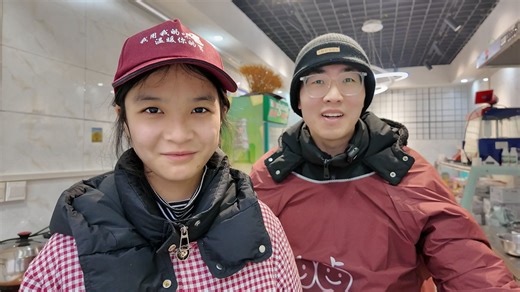 小伙投资10000块给老妈开了一家炸鸡店，生意太好了，忙的团团转！
