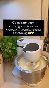 📋 Fit sernik śmietankowy – prosty, sycący i pyszny! Składniki: • 250 g twarogu śmietankowego (blok) • 2 ulubione serki (np. homogenizowane lub skyr) • 1 mały kubek jogurtu greckiego • 2 miarki odżywki białkowej (wanilia lub śmietanka) • 3 jajka • 1 budyń śmietankowy (bez cukru lub klasyczny) • słodzidło do smaku 👉 Wszystkie składniki wrzuć do miski i zmiksuj na gładką masę. 👉 Wylej do formy i piecz ok. 45 minut w 200°C. 👉 Gotowe! Sernik jest puszysty, wilgotny i idealny na zdrowy deser 💪 💬