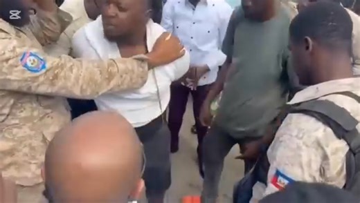 Komisè Okap la bal kalòt pandanl minote.Sa pase sou boulva maten vandredi 9 janvye 2026. @super fans | ARCAHAIE PAM TV