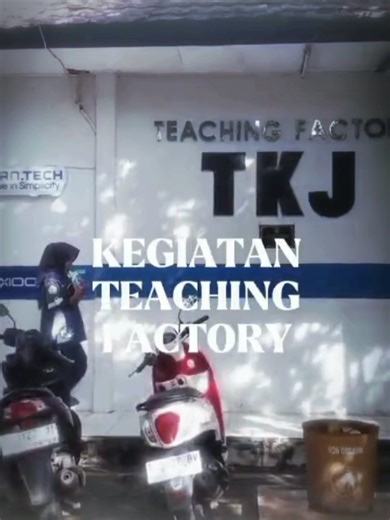 Kegiatan Teaching Factory(TeFa) ‎Uraian Kegiatan: ‎Kegiatan Teaching Factory (TeFa) TKJ adalah pembelajaran berbasis produksi dan jasa yang mensimulasikan kondisi kerja industri, dengan fokus pada pengembangan produk dan layanan seperti instalasi jaringan, servis komputer/laptop, pembuatan website, desain grafis, serta instalasi CCTV ‎ ‎Maksud & Tujuan: ‎Tujuannya adalah melatih siswa agar memiliki hard skills dan soft skills sesuai standar industri dan siap kerja, sekaligus menghasilkan produk/