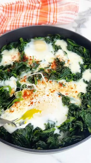 Buonissimi gli spinaci in padella, con mozzarella e uova, perfetto per un pasto completo a pranzo o a cena | Ricette che Passione di Ornella Scofano