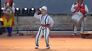 Tradita e folklorit shqiptar bën bashkë fëmijë e të rritur. Qarku i Kukësit sot përfaqësohet edhe nga të vegjël që kërcejnë dhe shijojnë ritmet e muzikës folklorike shqiptare. #rtsh #festivalifolkorik #gjirokaster | RTSH Radio Televizioni Shqiptar