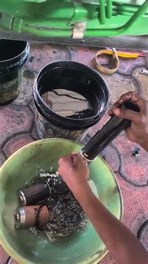 gear filter kaise saaf krte hai 🚜 #shortsfeed #minivlog #tractor #kisan #farming #jhondeer #service