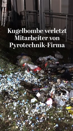 Kugelbomben-Explosion bei Vorbereitung – Mann am Auge verletzt Bei den Vorbereitungen auf ein #Feuerwerk explodiert eine Kugelbombe. Das löst eine Kettenreaktion aus, ein Mitarbeiter wird verletzt. Video: dpa | Tagesspiegel