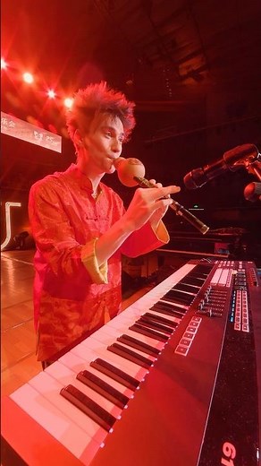 Jacob Collier playing the Hulusi in China 🪈