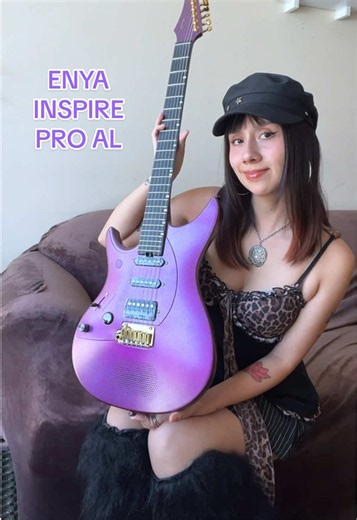Mi nueva compañera: Enya Inspire Pro AL Purple 🎸💜 Estoy enamorada del diseño y la tecnología de esta guitarra. Lo mejor de todo es que no necesita cables, pedales ni amplificador. ¡Perfecta para empezar una nueva etapa de videos al aire libre! 🌞🍃 Muchas gracias @enyamusicglobal por este increíble regalo y por confiar en mi trabajo.🌟 #enyaguitar #inspirepro #smartguitar #enyamusic #guitargirl