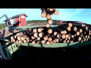 Tukkikuorman purku. Kesla 2115T. Spruce logs unloading.