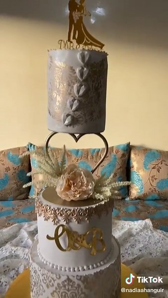 Elegant Two-Tiered Cake Design for Special Occasions