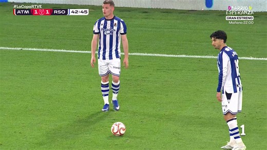 ¡Penalti a favor de la @RealSociedad!El colegiado señala la pena máxima tras este golpe de Musso a Guedes en un lanzamiento de falta. 📺 Sigue la gran final de #LaCopaRTVE en DIRECTO en @la1_tve y https://t.co/M7lSQzWC0p
