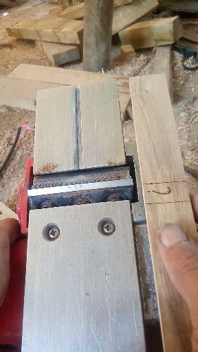 Simple way to check the squareness and precision of wood planer blade settings, if not precise, it can cause difficulty in squaring wood and lead to tear-out on the wood surface #woodworking #ideas #creativity #handmade #settingwoodplaner #diy #woodwork | Ali Deltamania Club