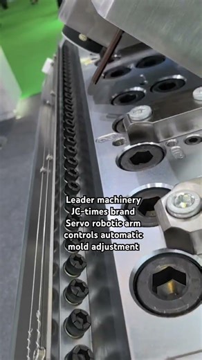 The servo robotic arm controls the automatic adjustment of the mold, and the thickness