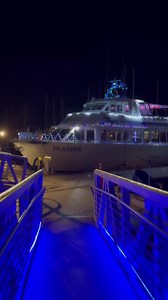 The best way to experience the festive lights in Ventura is on a harbor cruise with @islandpackers 🤩⛵️ Listen to music, sip on a drink from the galley, and take in the stunning lights of the Ventura Harbor! 🌊 | Ventura