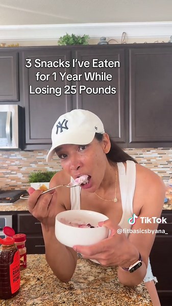 These are 3 snacks I’ve eaten almost daily while losing 25 lbs — and yes, they actually keep me full and curb cravings 👇 🥣 Greek yogurt berries cinnamon 🍌 Rice cake peanut butter banana 🥤 Protein shake ¼ cup almonds Each of these takes less than 90 seconds to throw together, hits protein and fiber, and actually helps you stay on track between meals. This is what I call the 90-second rule — if your snack takes longer than 90 seconds to make or leaves you hungry again 10 minutes later… it’s no