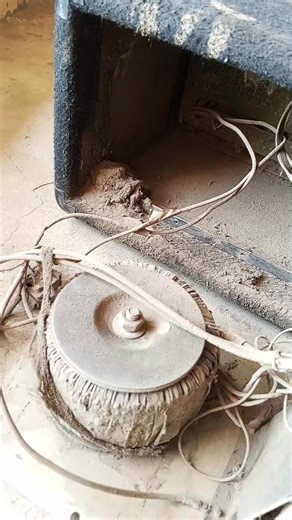 This is how the inside of your amplifier may look if you don’t service it for a very long time ⚠️ Dust, heat, and wear can cause serious problems like: 🔌 Weak or distorted sound 🔥 Overheating ⚡ Short circuits or blown components 🎶 Noise, humming, or total failure Farti Sound Solution 🔧🎶 can fix it for you 👍 📍 Mubi Roundabout, Jimeta – Yola 📞 07026805484 Regular servicing keeps your amplifier clean, powerful, and safe ✨ | Enoch Farti
