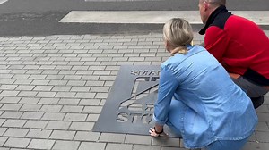 Przed przejściami dla pieszych pojawiają się pierwsze napisy „Smart Stop” 📱❌ Mają poprawić bezpieczeństwo mieszkańców, którzy często wchodzą na pasy patrząc w ekran swojego telefonu ⤵️ | Temat Szczecinecki