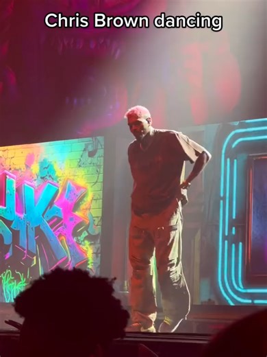 How Does Chris Brown Move Like This 🥷🔥 #chrisbrown #chrisbrownofficial #teambreezy #chrisbrownfans #breezy #viral #fyp #1111