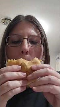 Burger battle. Taste test. Burger King vs Wendys#burgerking #wendys #burger #tastetest #foodbattle