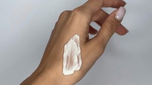 clip-1108294735-woman-hand-applying-cream-lotion-on-skin