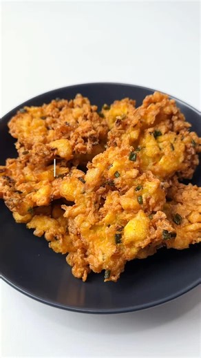 TOFU TELUR GORENG CRISPY !!!! ASLI INI NUAGIH POLLL , guaring crispy gurih beuhhhhhhh , ga nyangka egg tofu digoreng crispy gini uenak polll 🔥🔥🔥🔥 WAJIB POL KALIAN COBAIN DEHHH !!! ATI ATI NAGIHHHHH 🤤🤤🤤 INGREDIENTS - 2 pcs Egg Tofu - 4 pcs Bawang Putih - 4 pcs Bawang Merah - Daun Bawang - 1 sdm Maizena - 1 sdm Tepung Beras BUMBU - 1 sdt Kaldu Jamur - 1 sdt Lada Putih - 1/4 sdt Garam ( WAJIB KOREKSI RASA ) Bisa digoreng dikit buat test rasa STEP 1. Campur semua bahan jadi satu 2. Goreng den