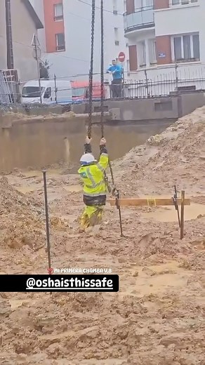 👷‍♂️LEGO MAN ABOUT TO COME APART • 🪱MI PRIMERA CHAMBA V.8 • 🎥Video Creds: @humour_en_btp • 🏗CRANE SAFETY - GROUND CONDITIONS: 🟫Assess Your Ground Conditions - Cranes MUST be Assembled on Ground that is Firm, Drained AND Graded sufficiently, so that Supporting Materials, such as Blocking, Cribbing, Pads OR Mats be USED to Provide adequate Support AND Levelness. • 🤯IF a Crane is Loaded with more that it CAN Safely Lift, THEN the Crane’s Operational Capacity has been exceeded. • ⚖️You MUST kn