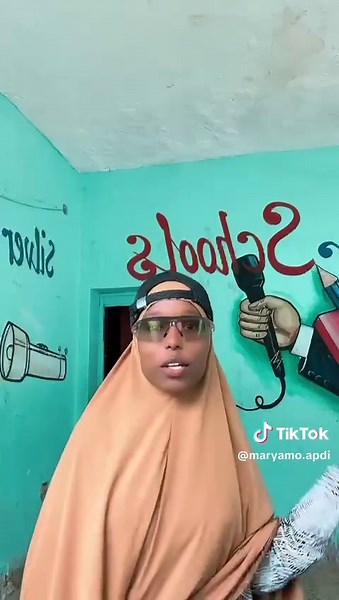 Naag Waxbaratay Siikeeyoow: Muuqaal Xiiso Leh