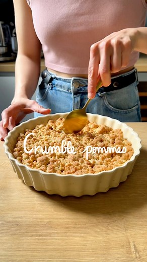 🍎 CRUMBLE AUX POMMES 🍎Une recette simple, économique et gourmande 😋👉 Retrouvez la recette complète et détaillée dans le premier commentaire 💛 #easyrecipe #recettefacile #recetterapide #cuisinemaison #patisserie #dessert #dessertfacile #goutertime #crumblepommes foodlover #bakinglove #homemadedessert #dessertrecipe | T h e D a i l y S a b y