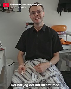 Tonsvis af tøj sendes hver dag til genbrug, men hvordan skaber man noget helt nyt af det gamle? ♻️👕✂️ Designerne får til opgave at forvandle de tekstiler, vi har i overflod, til nye kreative kreationer. Se ‘Danmarks næste tøjdesigner’ på DRTV. | DR1