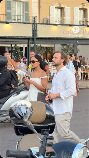 Ode on Instagram: "💑☀️ Tessa Thompson et Brandon Green en balade sur le port de Saint-Tropez. tessamaethompson Le duo complice a été aperçu ce week-end flânant main dans la main sur le célèbre port tropézien. Tessa Thompson, actrice iconique, et Brandon Green, fils du magnat de la mode Philip Green, affichent une élégance décontractée sous le soleil de la Riviera. 📸 Une escapade estivale placée sous le signe du style et de la complicité. #TessaThompson #BrandonGreen #SaintTropez #CoupleStyle #