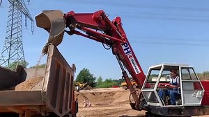 12K views · 296 reactions | Poclain LC 80 mit Ladeschaufel! Warum eigentlich hat sich diese Art der Erdbewegung eigentlich nicht weiter durchgesetzt? Weniger Fahrwege, konstante Arbeitsspiele und volle Schaufeln. Bei Baustellen ohne weite Streckenlänge doch ideal, oder?樂 | Historische Baumaschinen | Facebook