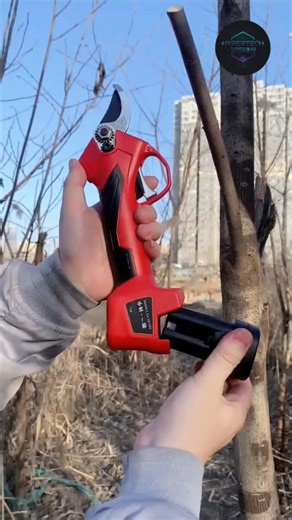 Effortless Cutting with Electric Pruning Shears #agrotechnology #usa